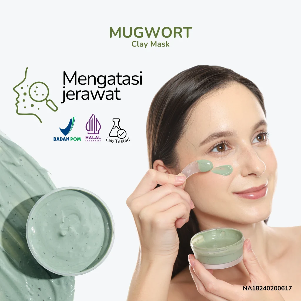 Wanita mengaplikasikan Mugwort Clay Mask berwarna hijau ke wajahnya dari wadah kaca, dengan teks "Mengatasi jerawat" dan logo Badan POM, Halal, serta Lab Tested di samping.