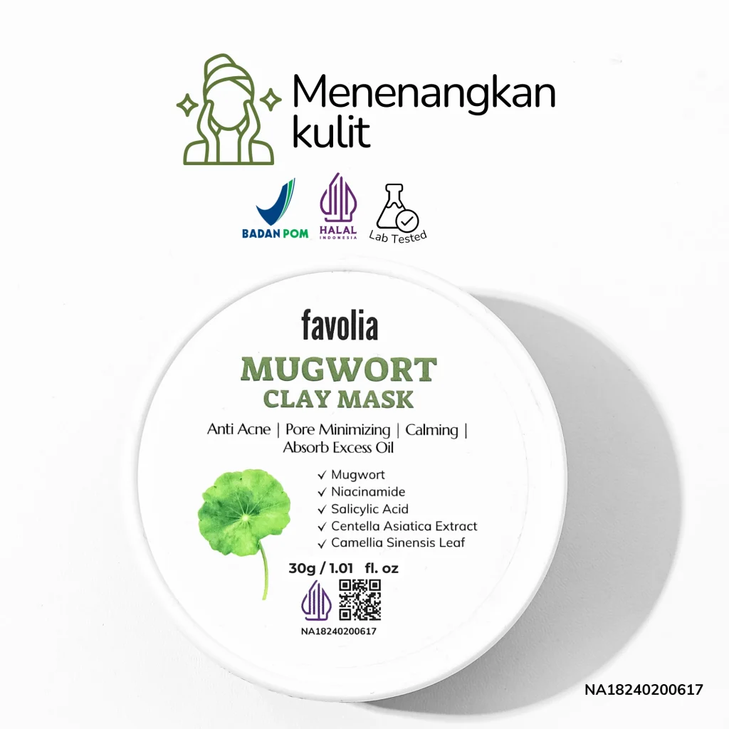 Kemasan Mugwort Clay Mask dari Favolia dengan teks "Menenangkan kulit" dan "Anti Acne | Pore Minimizing | Calming | Absorb Excess Oil," menampilkan bahan seperti mugwort, niacinamide, dan camellia, serta logo Badan POM, Halal, dan Lab Tested.