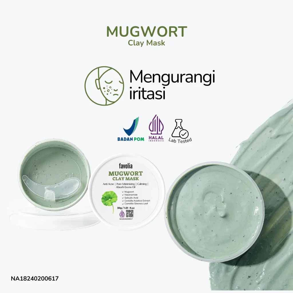Dua wadah masker tanah liat mugwort merek "Favolia" ditampilkan, satu dari sudut atas dengan masker hijau muda dan sendok kecil transparan di dalamnya, dan satu lagi dari samping dengan tumpahan masker di samping. Latar belakang putih dengan teks yang menyebutkan manfaat seperti mengurangi iritasi. Terdapat logo Badan POM, sertifikasi halal, dan tanda laboratorium teruji di bagian atas, serta informasi bahan seperti mugwort, niacinamide, asam salisilat, ekstrak centella asiatica, dan daun camellia sinensis.