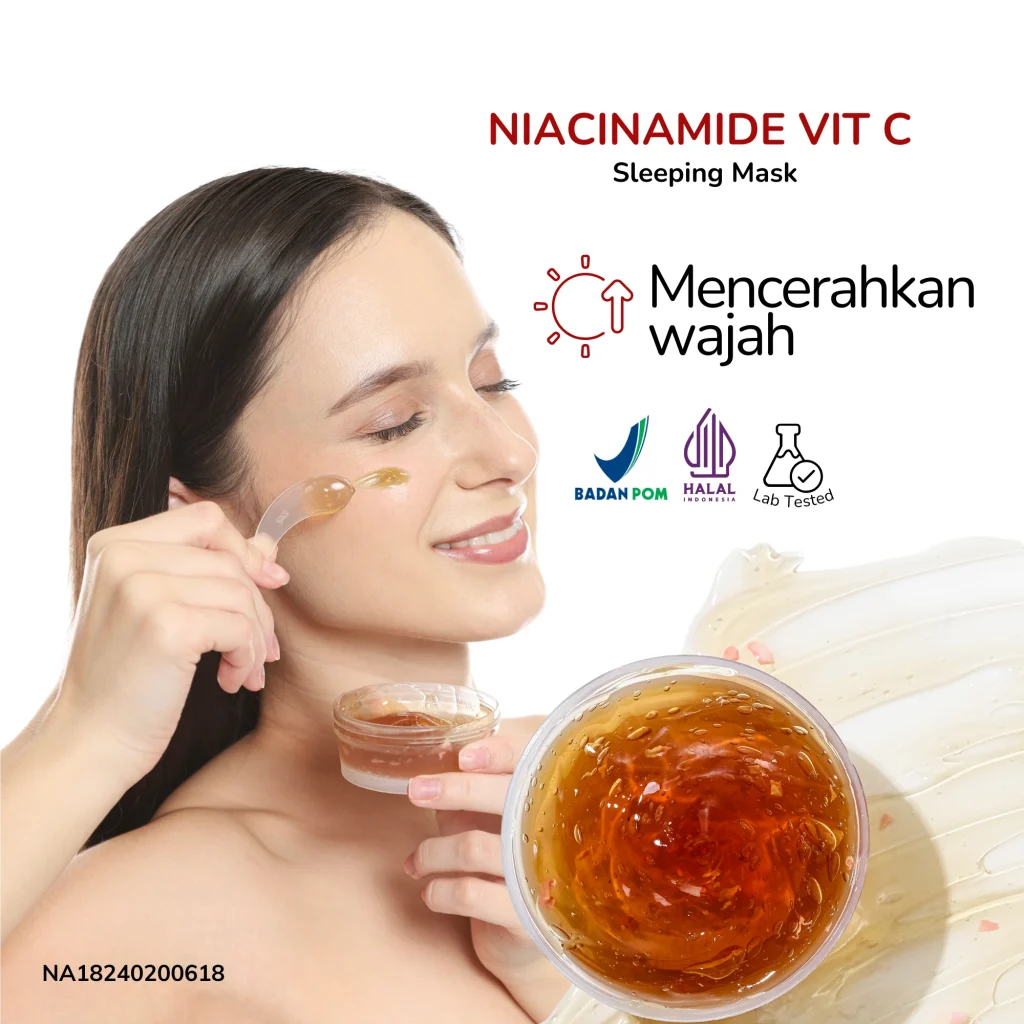 Wanita sedang mengaplikasikan masker wajah berbahan niacinamide dan vitamin C dari wadah kaca, dengan teks "Niacinamide Vit C Sleeping Mask" dan "Mencerahkan wajah" di atas gambar.