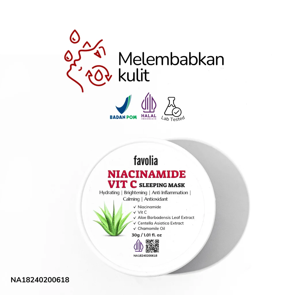Wadah masker tidur niacinamide vitamin C merek "Favolia" ditampilkan dari sudut atas, berisi produk kuning keemasan dengan sendok kecil transparan di dalamnya. Terdapat tumpahan masker di samping wadah. Latar belakang putih dengan teks yang menyebutkan manfaat seperti melembapkan kulit. Terdapat logo Badan POM, sertifikasi halal, dan tanda laboratorium teruji di bagian atas, serta informasi bahan seperti niacinamide, vitamin C, ekstrak daun aloe barbadensis, ekstrak centella asiatica, minyak chamomile, dan sodium hyaluronate.